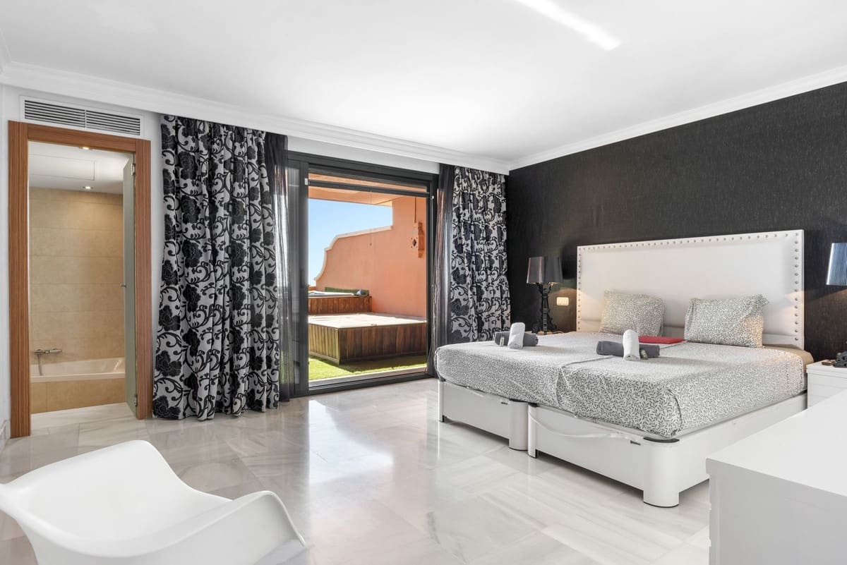 3 bedroom Apartment for sale in Marbella with pool garage - € 1,495,000 (Ref: 10125038)