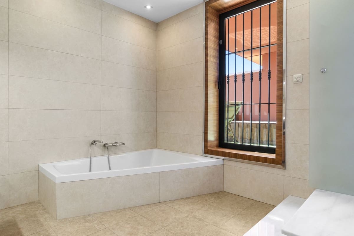3 bedroom Apartment for sale in Marbella with pool garage - € 1,495,000 (Ref: 10125038)