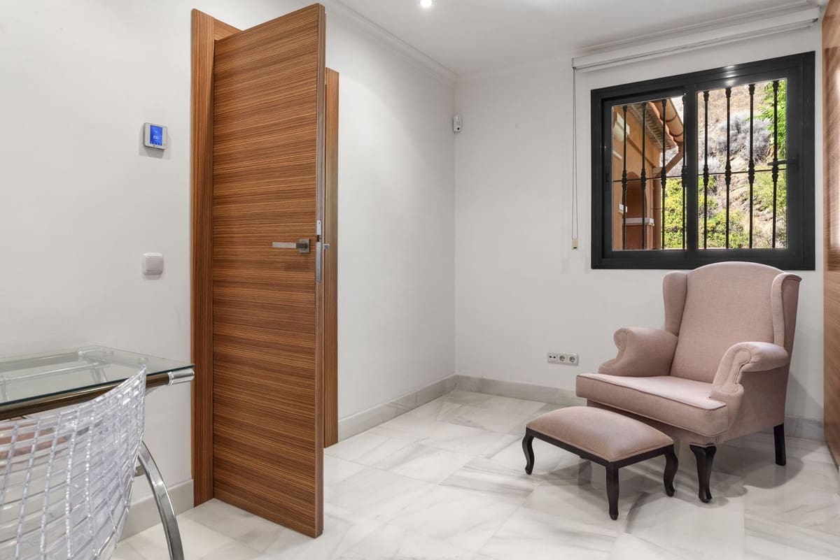 3 bedroom Apartment for sale in Marbella with pool garage - € 1,495,000 (Ref: 10125038)