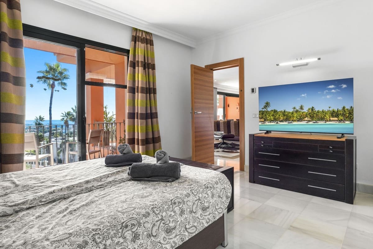 3 bedroom Apartment for sale in Marbella with pool garage - € 1,495,000 (Ref: 10125038)