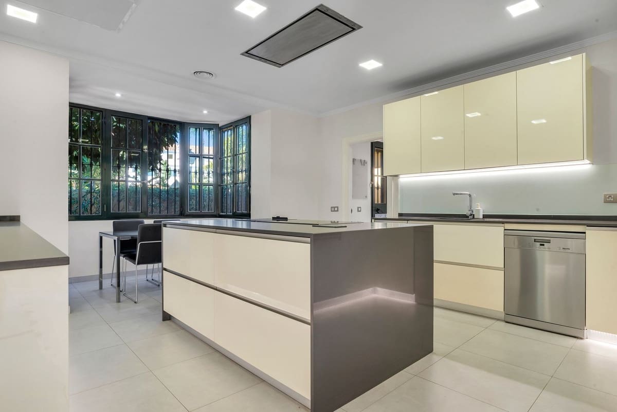 6 soverom Villa til salgs i Guadalmina med svømmebasseng garasje - € 2 990 000 (Ref: 10163257)