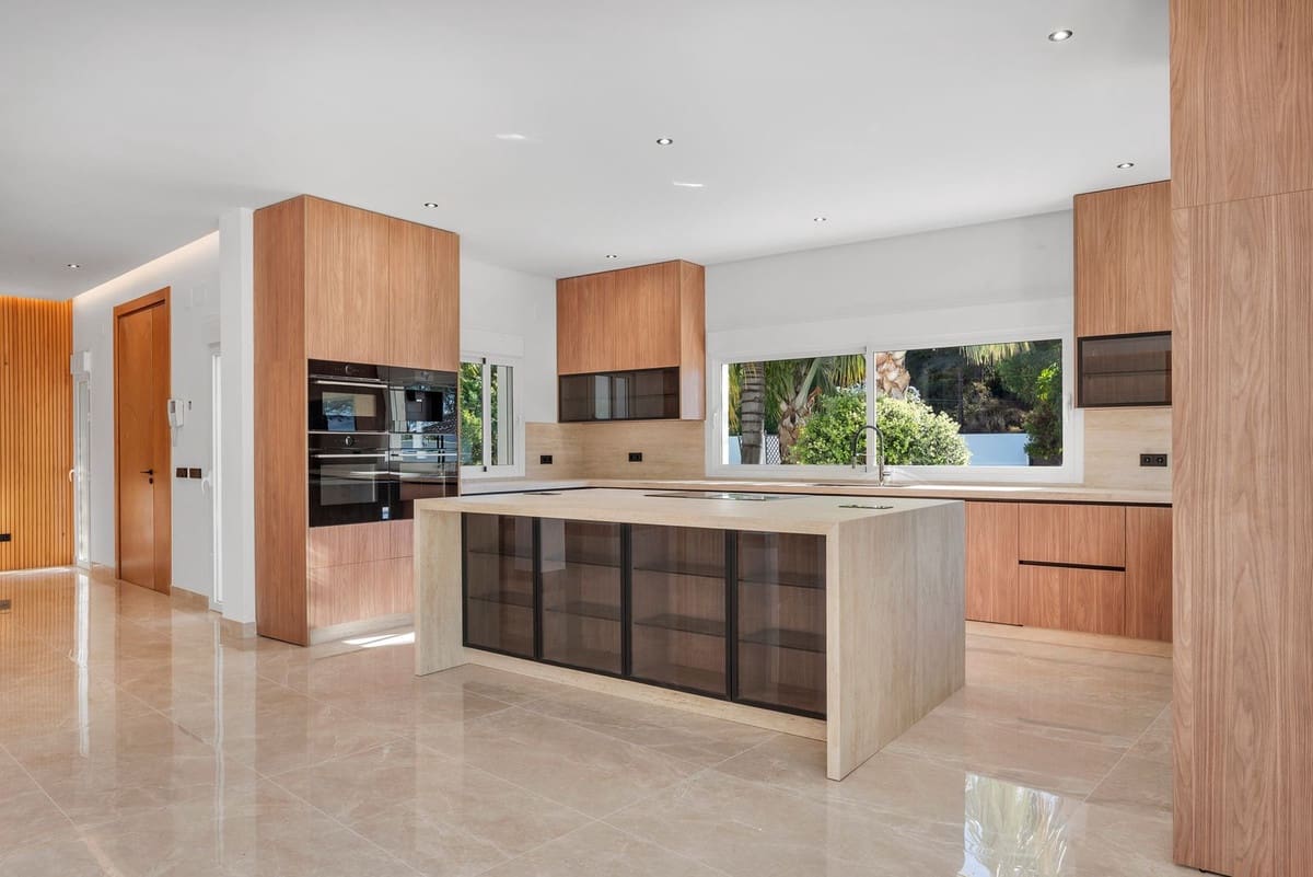 5 bedroom Villa for sale in Benahavis with pool garage - € 3,500,000 (Ref: 10167128)