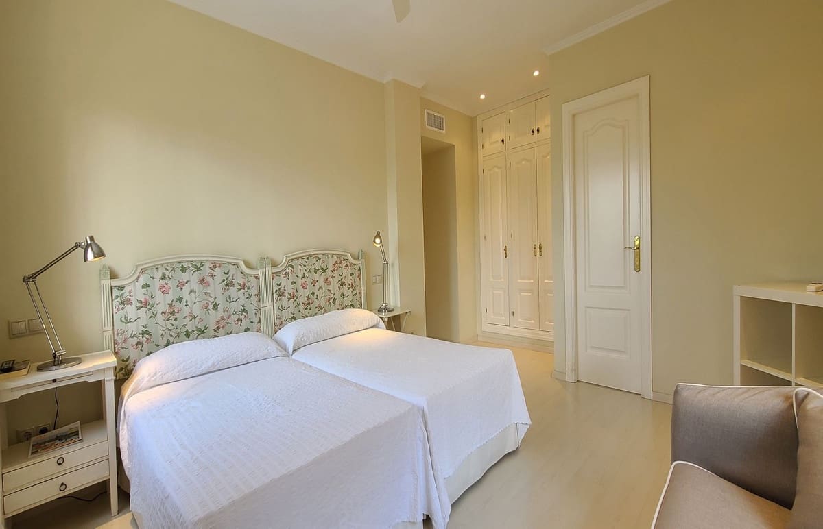 5 bedroom Villa for sale in Golden Mile with pool garage - € 2,849,999 (Ref: 7026371)