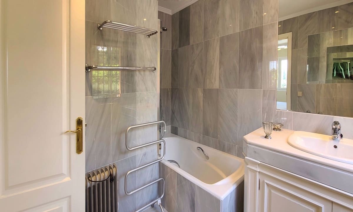 5 bedroom Villa for sale in Golden Mile with pool garage - € 2,849,999 (Ref: 7026371)