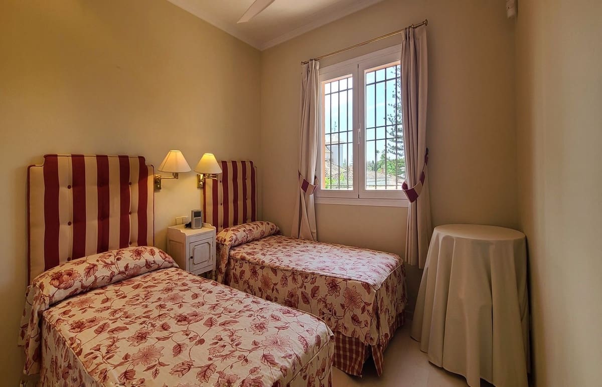 5 bedroom Villa for sale in Golden Mile with pool garage - € 2,849,999 (Ref: 7026371)