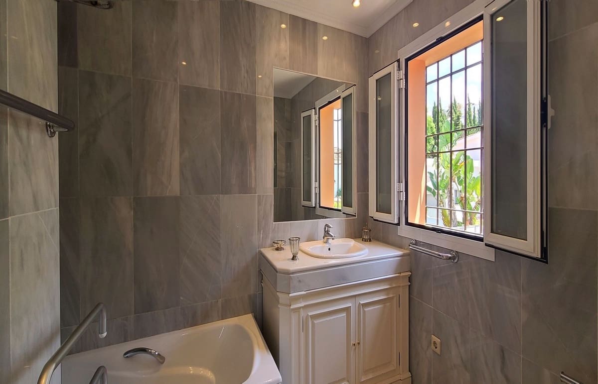 5 bedroom Villa for sale in Golden Mile with pool garage - € 2,849,999 (Ref: 7026371)