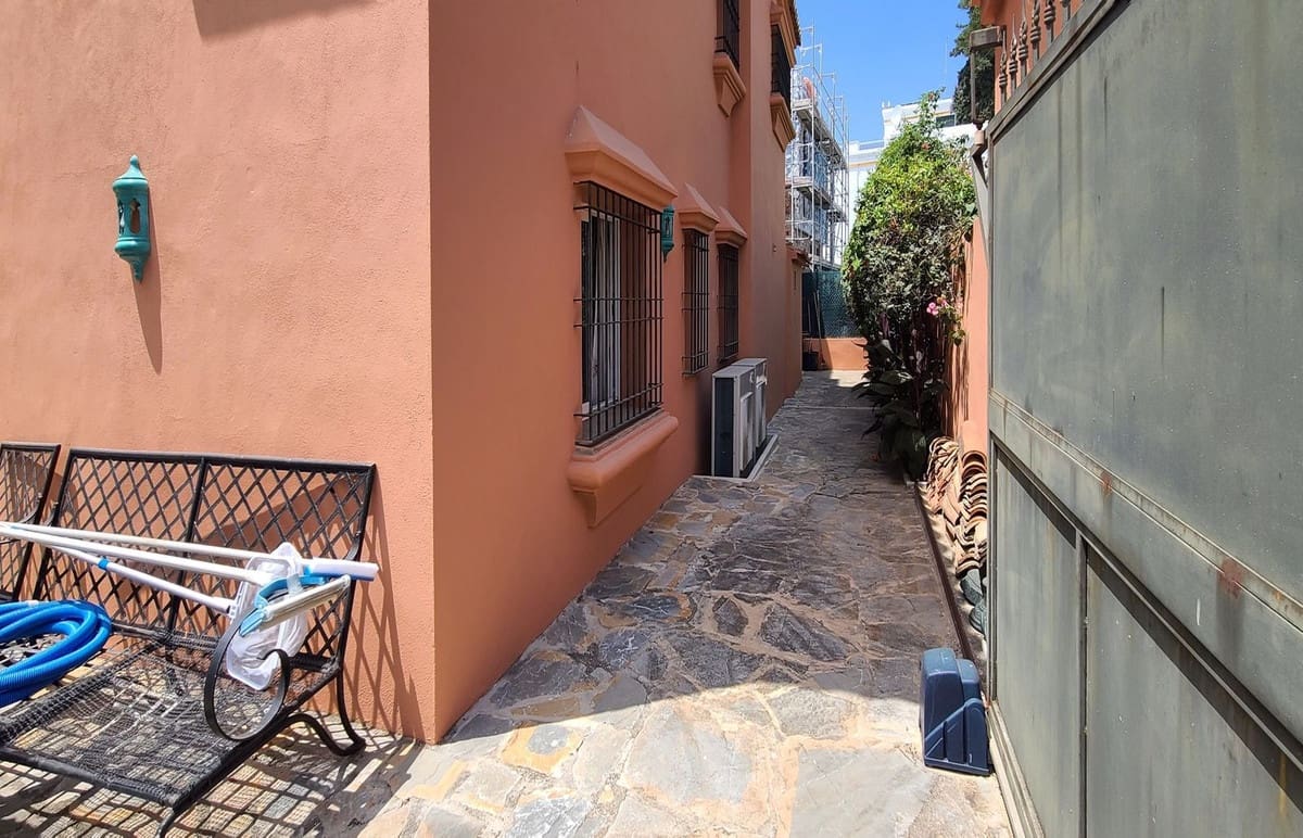 5 bedroom Villa for sale in Golden Mile with pool garage - € 2,849,999 (Ref: 7026371)