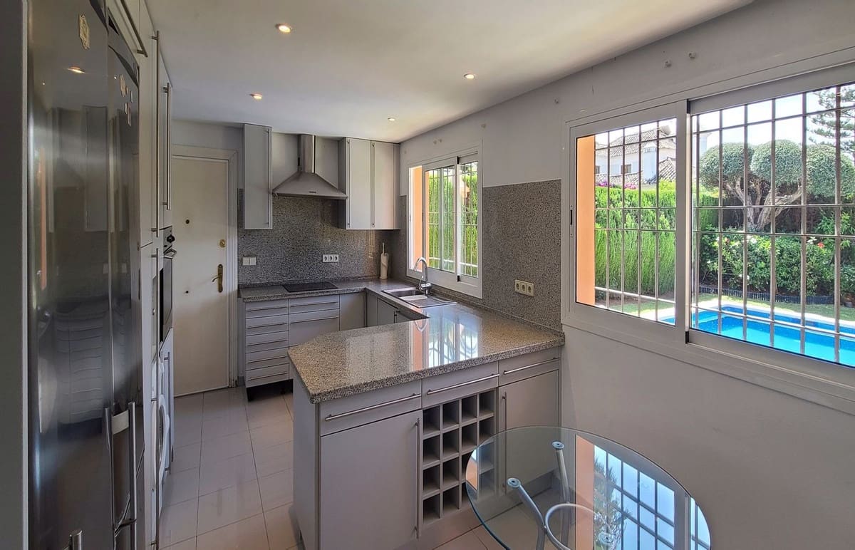 5 bedroom Villa for sale in Golden Mile with pool garage - € 2,849,999 (Ref: 7026371)