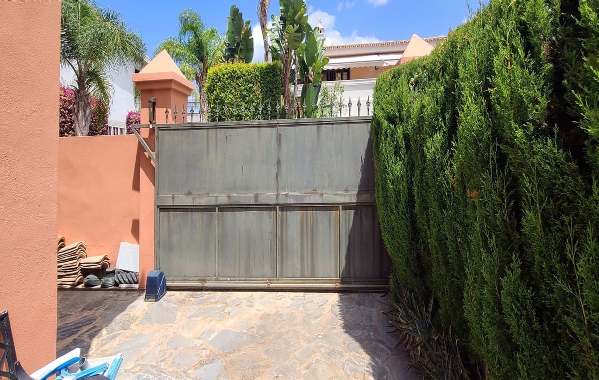 5 bedroom Villa for sale in Golden Mile with pool garage - € 2,849,999 (Ref: 7026371)