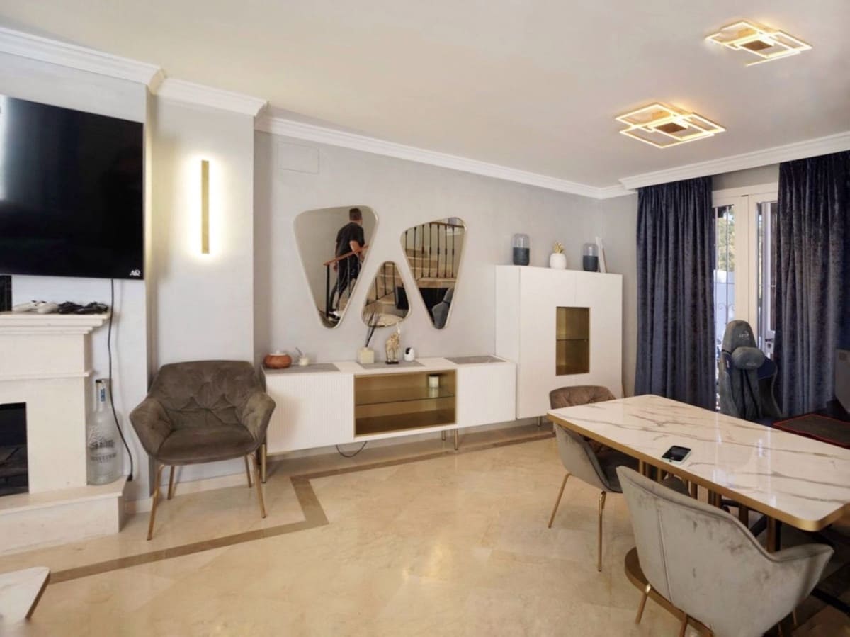 2 soverom Hus til salgs i Aloha Golf med svømmebasseng garasje - € 719 000 (Ref: 8981841)