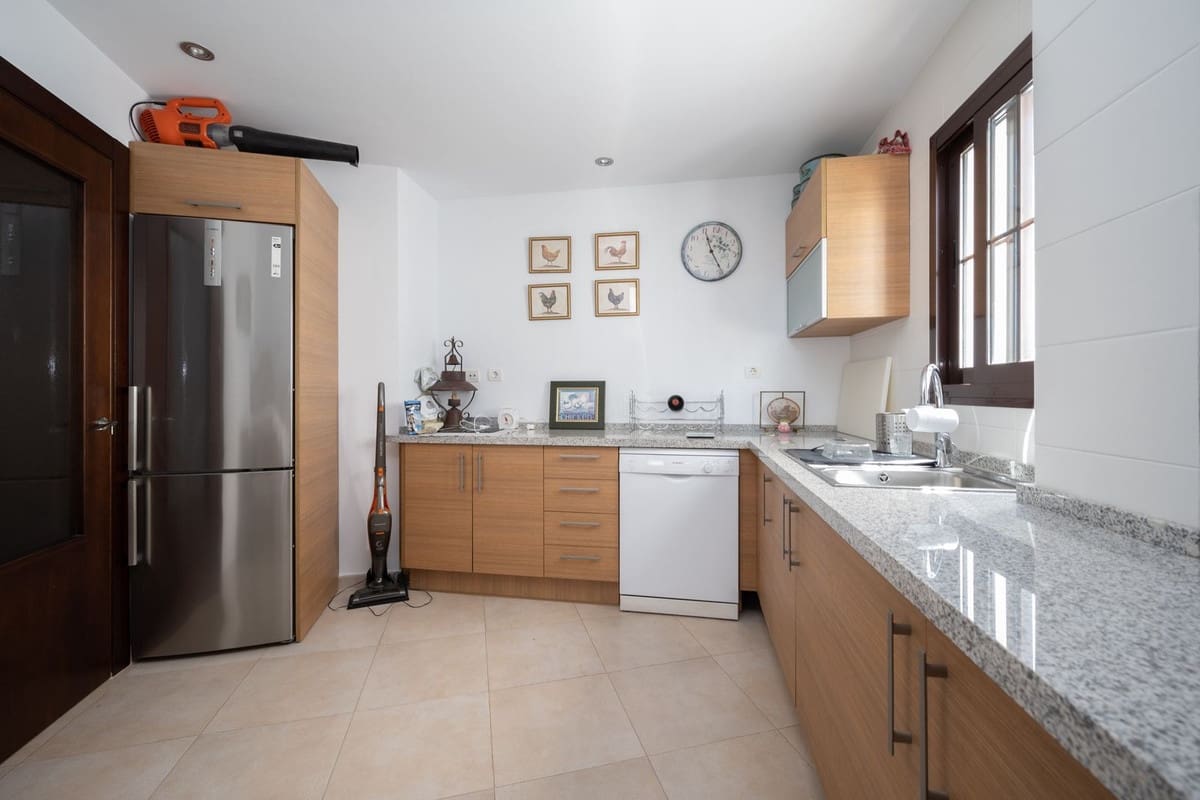 3 soverom Leilighet til salgs i Los Monteros med svømmebasseng garasje - € 1 300 000 (Ref: 9004073)