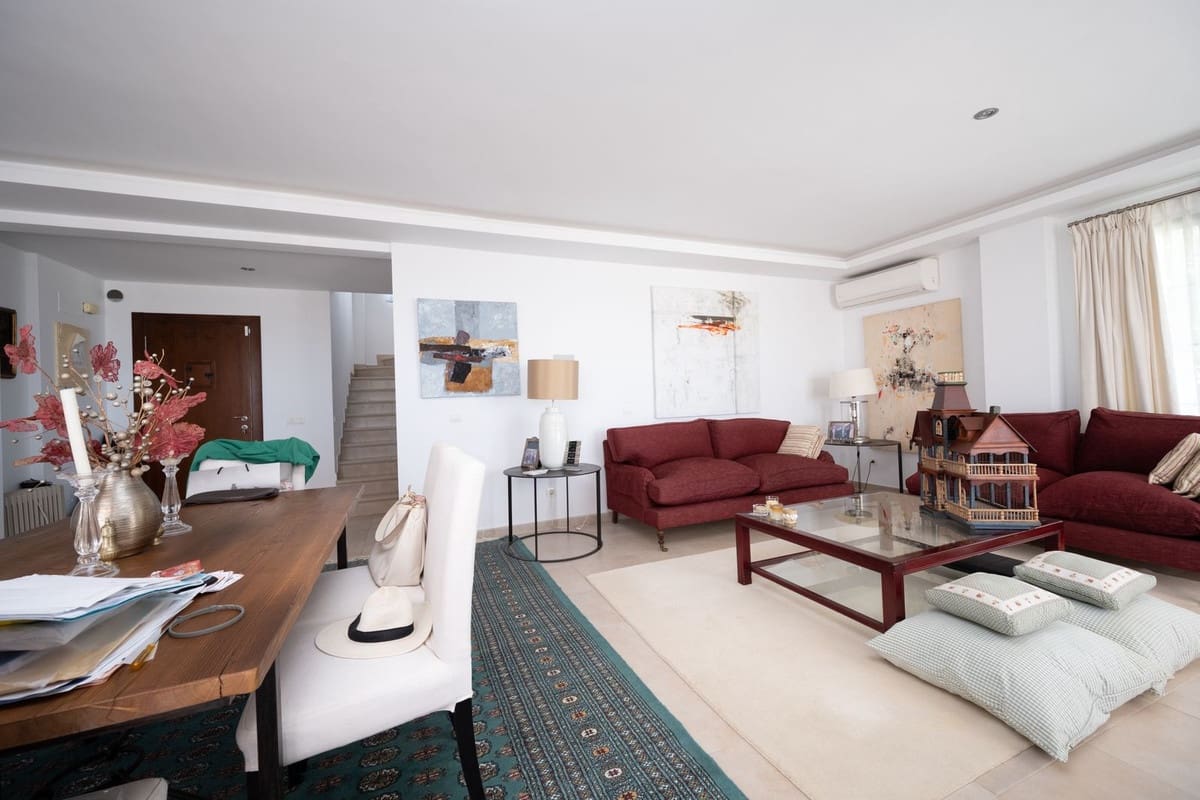 3 soverom Leilighet til salgs i Los Monteros med svømmebasseng garasje - € 1 300 000 (Ref: 9004073)