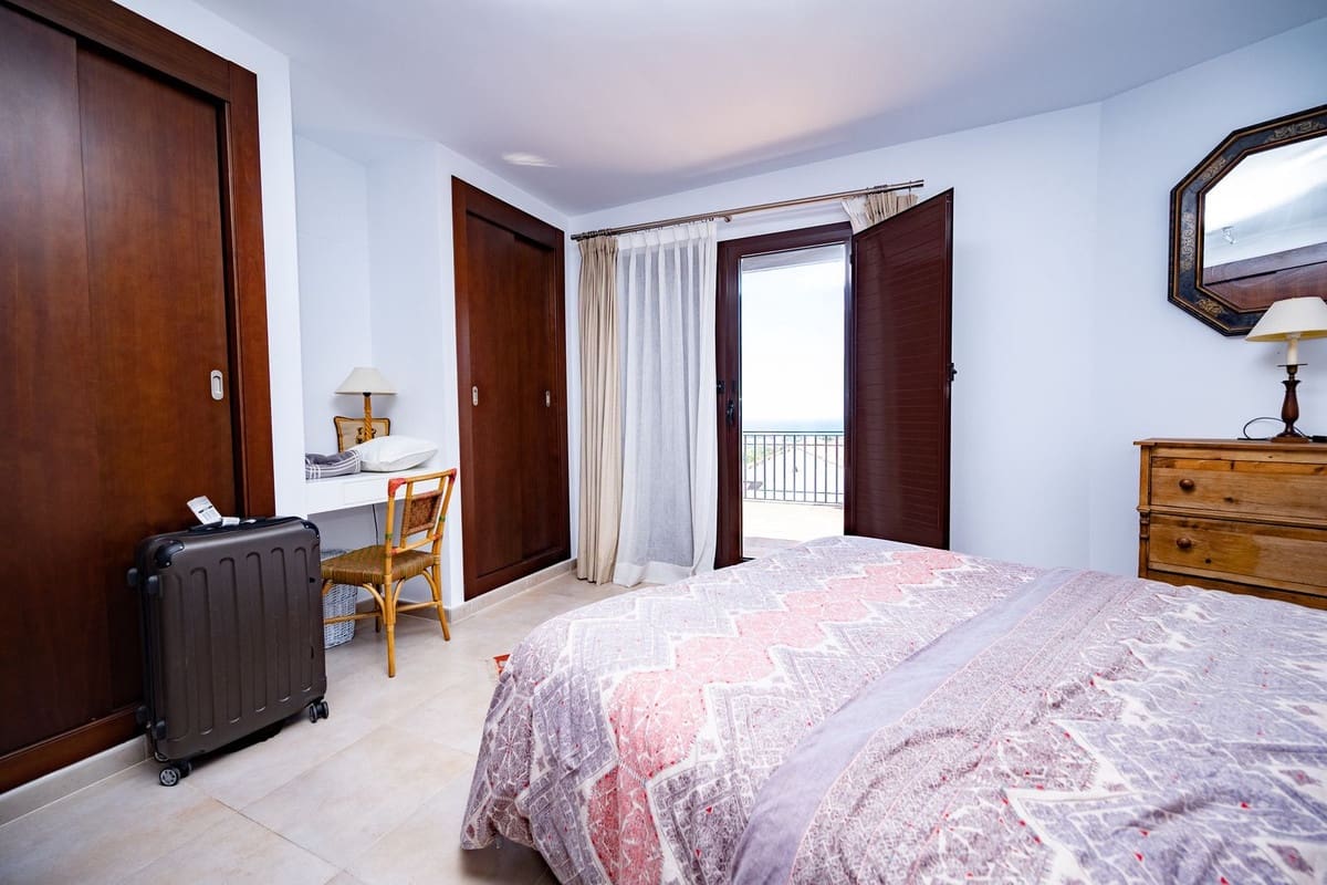 3 soverom Leilighet til salgs i Los Monteros med svømmebasseng garasje - € 1 300 000 (Ref: 9004073)