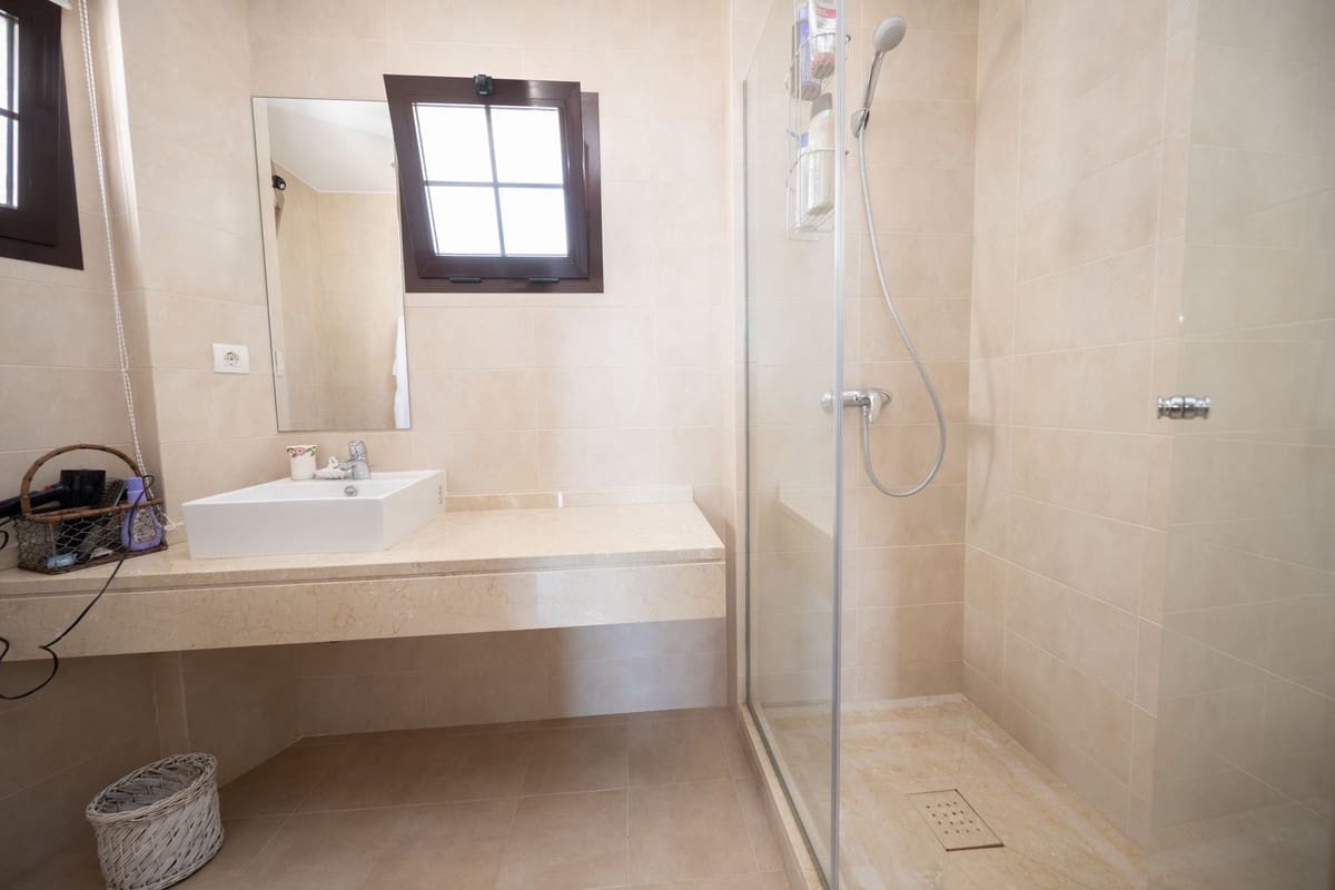 3 soverom Leilighet til salgs i Los Monteros med svømmebasseng garasje - € 1 300 000 (Ref: 9004073)