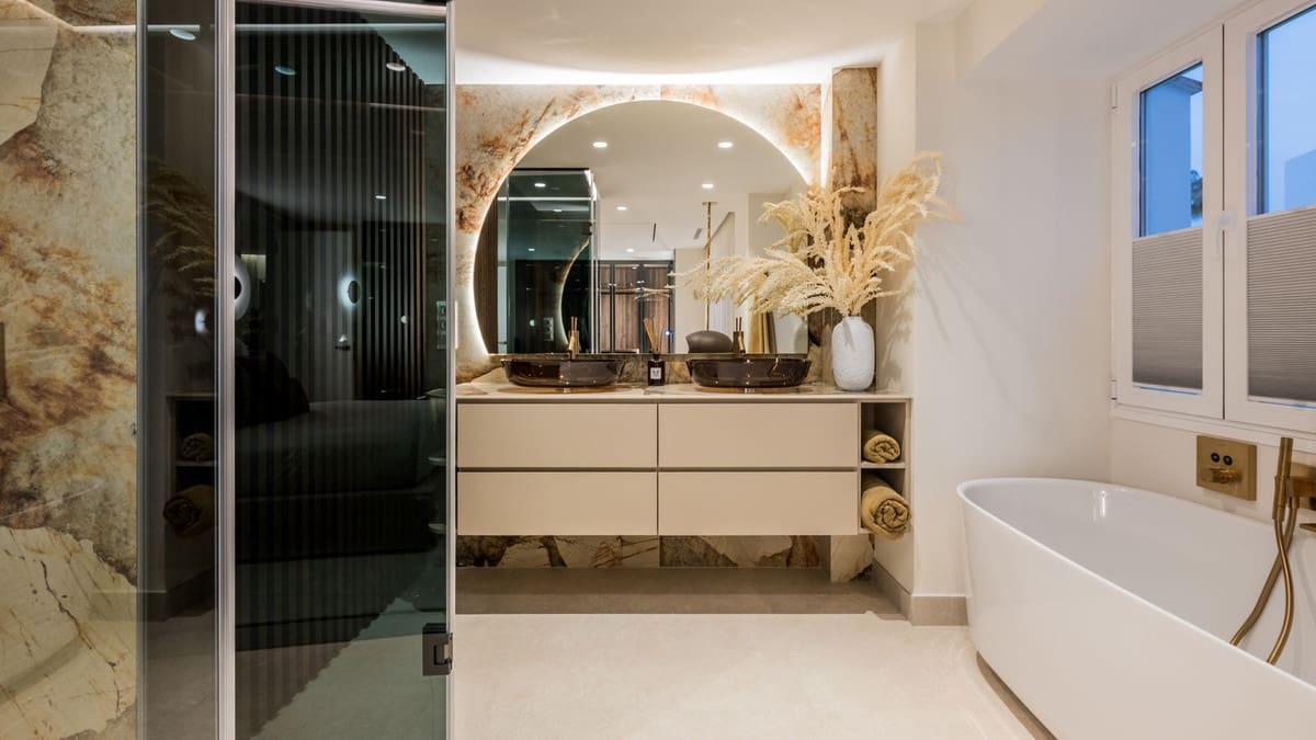 3 bedroom Apartment for sale in Los Monteros with pool garage - € 2,450,000 (Ref: 9019572)