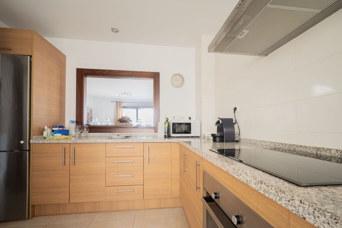 2 soverom Leilighet til salgs i Los Monteros med svømmebasseng garasje - € 525 000 (Ref: 9106298)