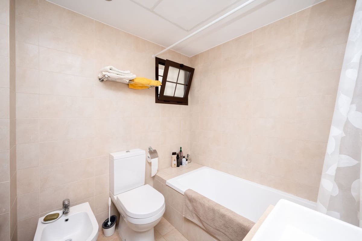 2 soverom Leilighet til salgs i Los Monteros med svømmebasseng garasje - € 525 000 (Ref: 9106298)