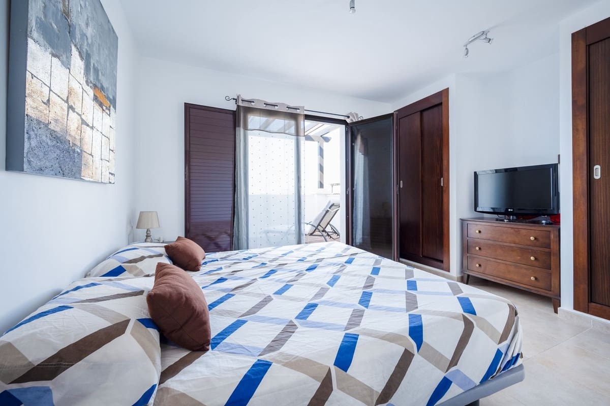 2 soverom Leilighet til salgs i Los Monteros med svømmebasseng garasje - € 525 000 (Ref: 9106298)