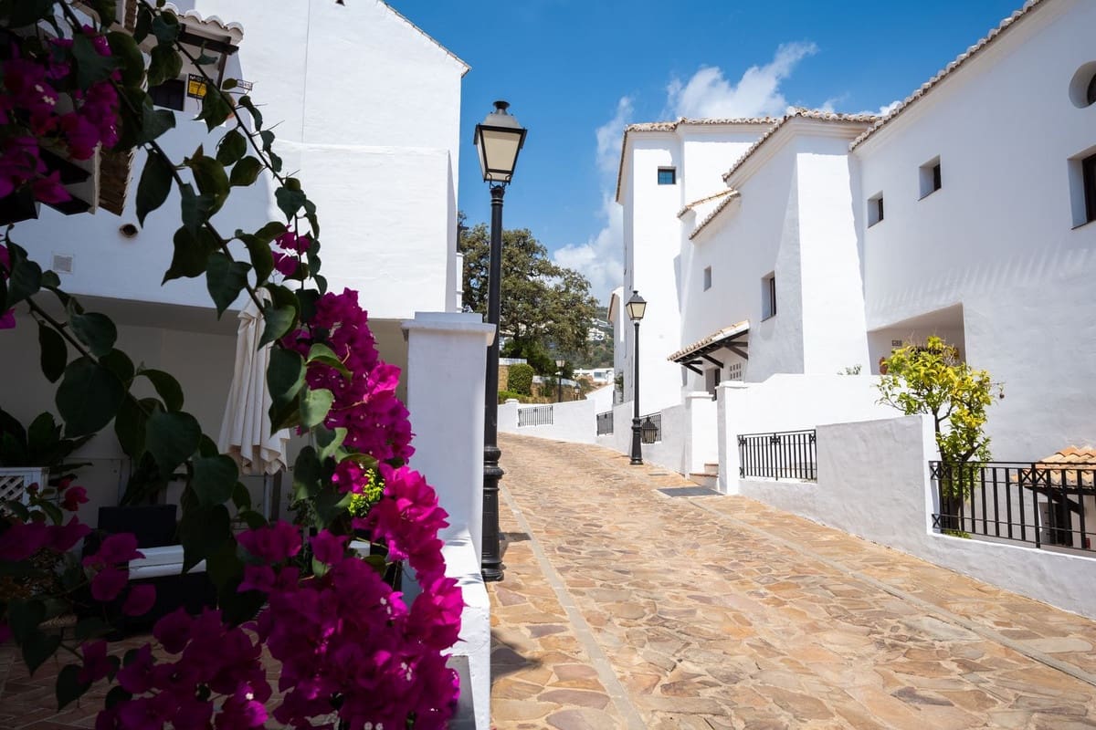 2 soverom Leilighet til salgs i Los Monteros med svømmebasseng garasje - € 525 000 (Ref: 9106298)