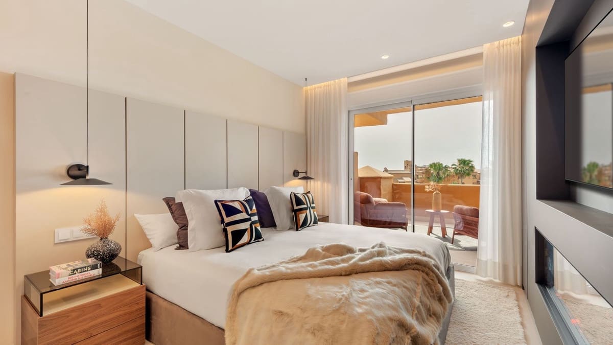 Apartamento de 3 habitaciones en Estepona en venta con piscina garaje - 2.395.000 € (Ref: 9197378)