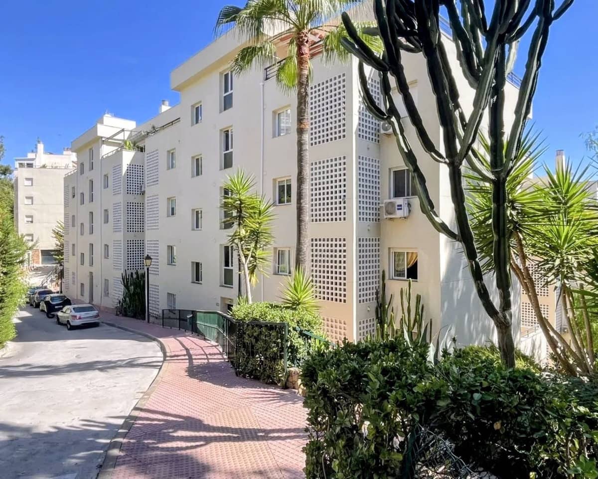 2 Zimmer Apartment zu verkaufen in Calahonda mit Pool Garage - 245.000 € (Ref: 9322352)