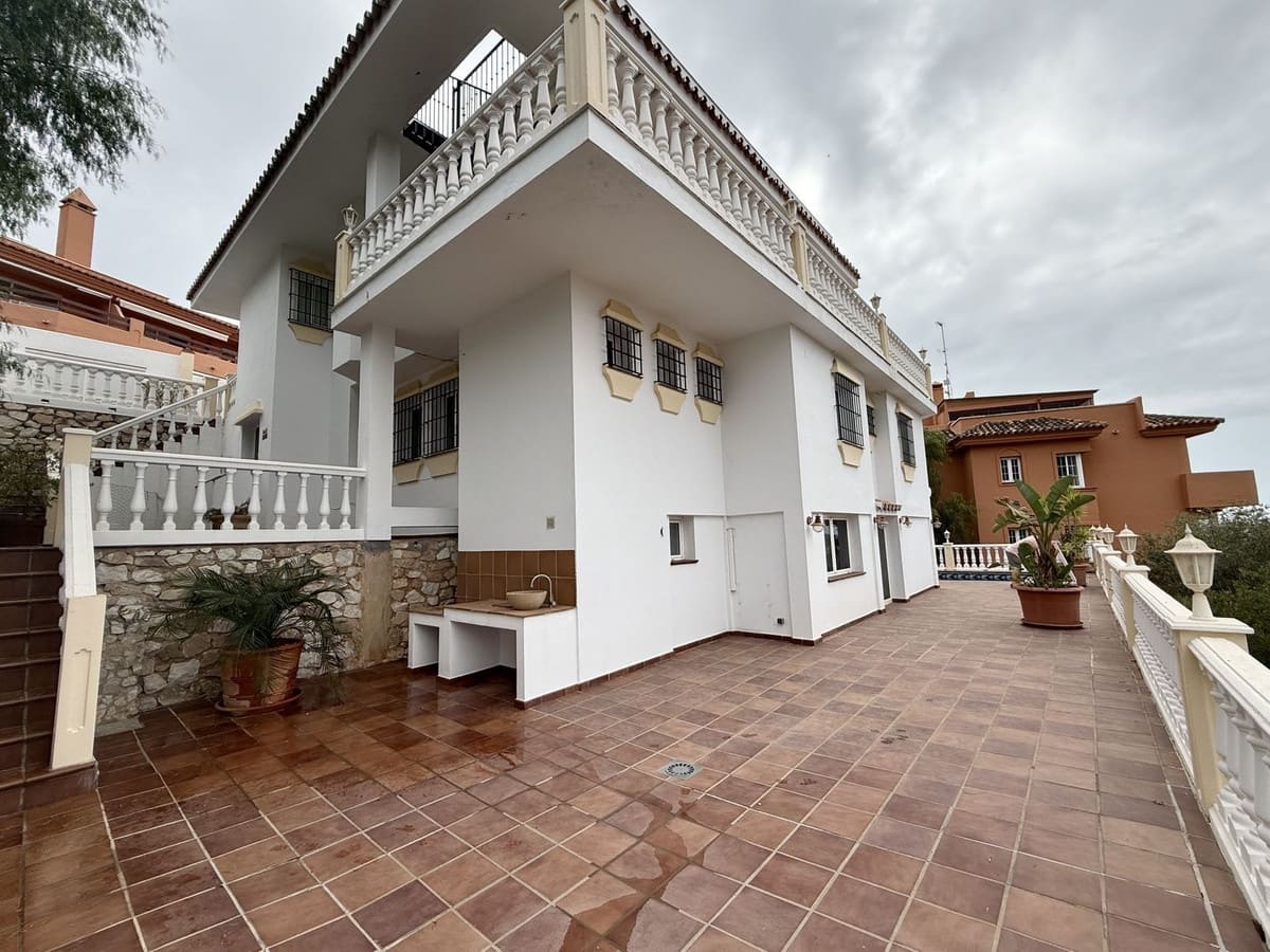 6 soverom Villa til salgs i Fuengirola med svømmebasseng garasje - € 985 000 (Ref: 9325178)