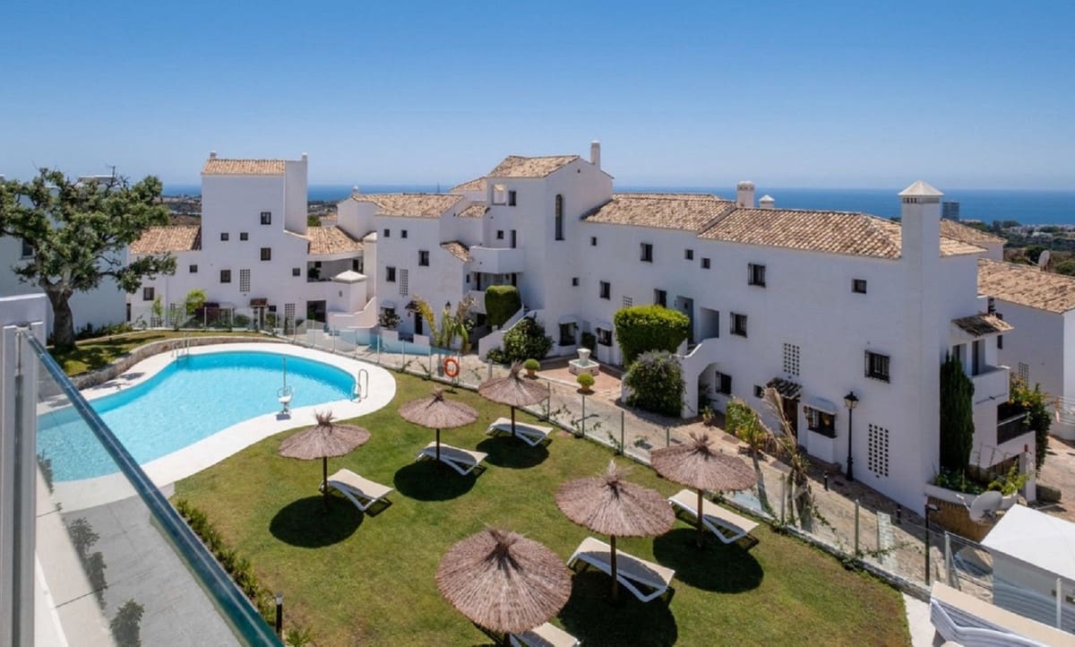 2 soverom Leilighet til salgs i Los Monteros med svømmebasseng garasje - € 890 000 (Ref: 9326110)
