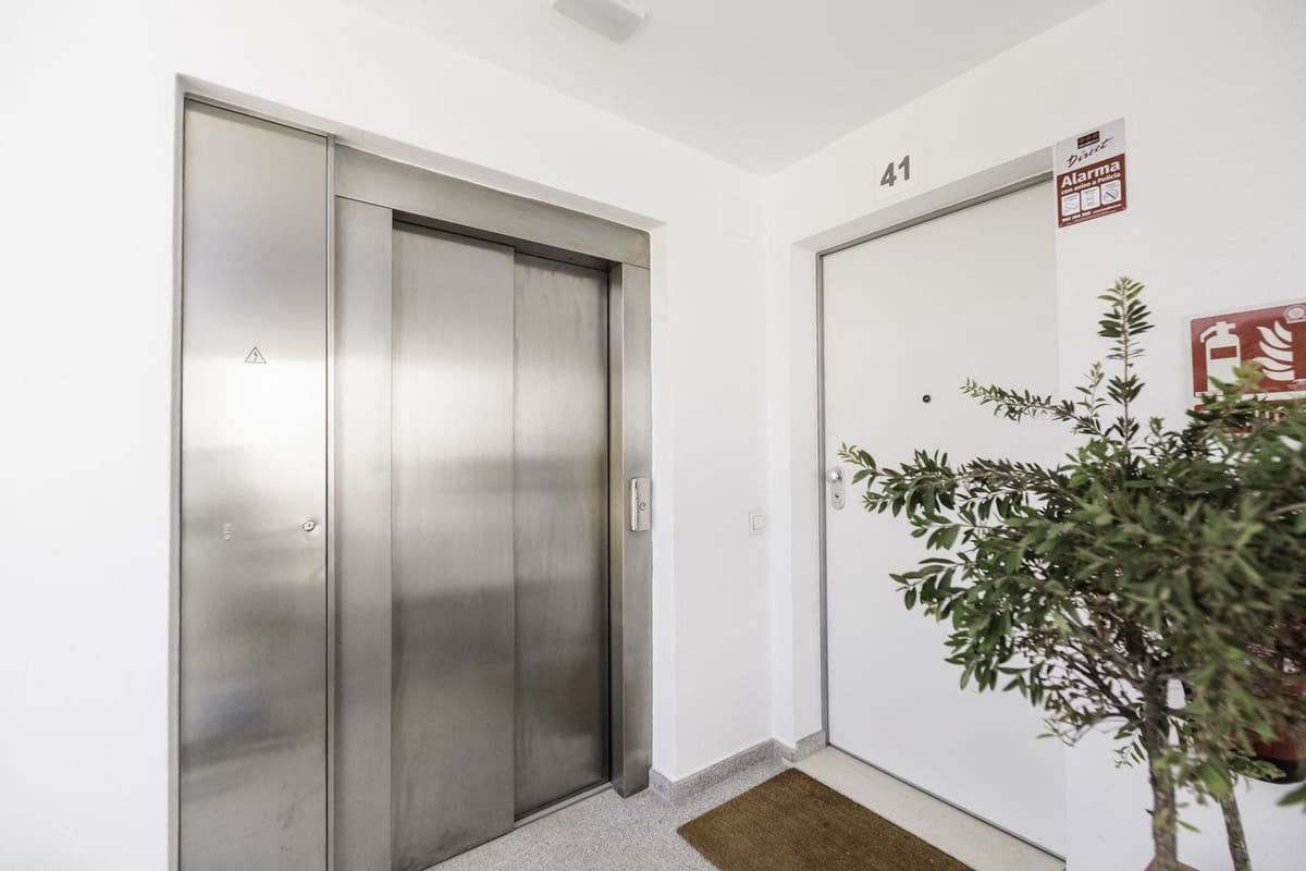 2 soverom Leilighet til salgs i Los Monteros med svømmebasseng garasje - € 890 000 (Ref: 9326110)