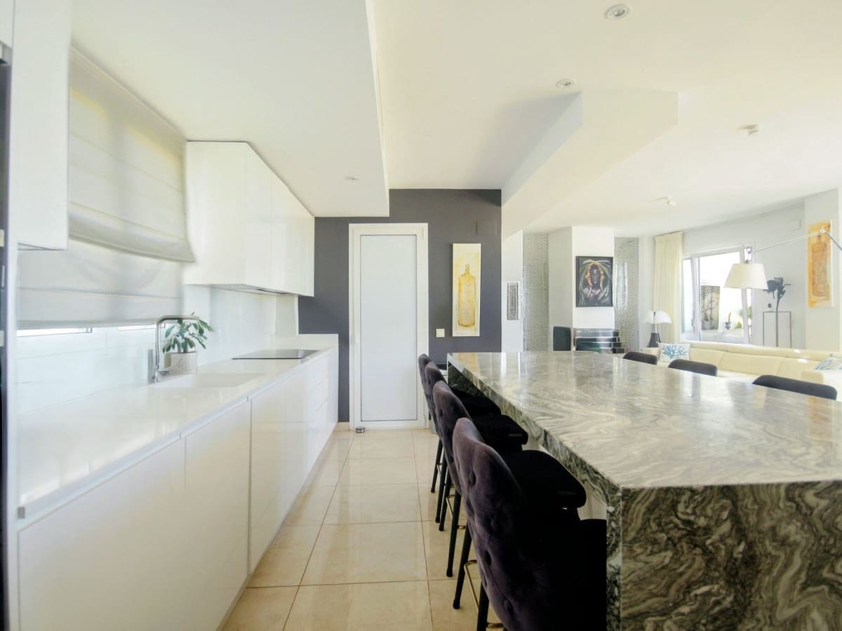 2 soverom Leilighet til salgs i Los Monteros med svømmebasseng garasje - € 890 000 (Ref: 9326110)