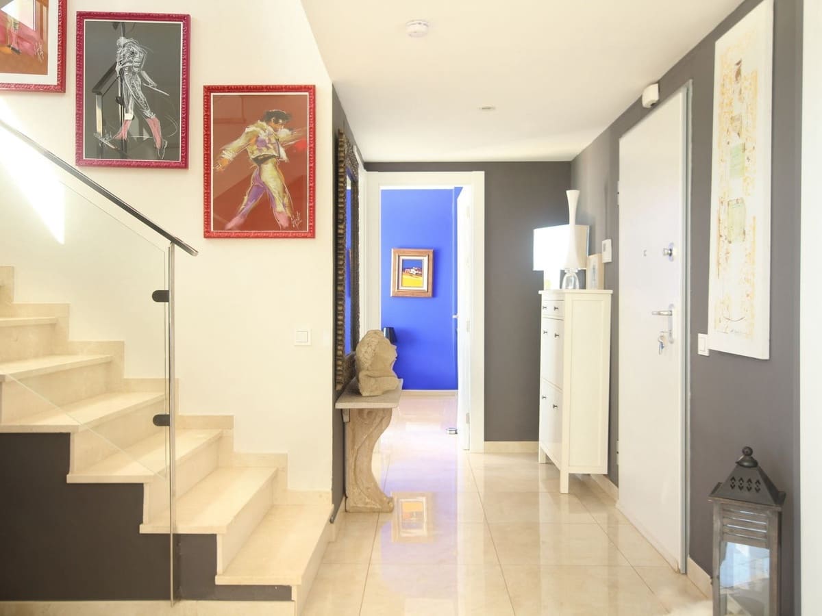 2 soverom Leilighet til salgs i Los Monteros med svømmebasseng garasje - € 890 000 (Ref: 9326110)