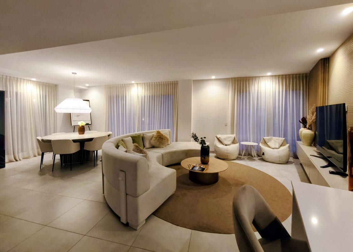 2 soverom Leilighet til salgs i Los Monteros med svømmebasseng garasje - € 890 000 (Ref: 9326110)