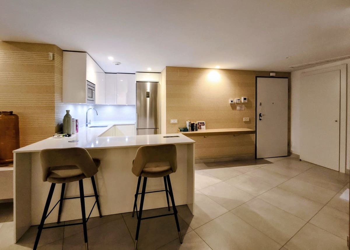 2 soverom Leilighet til salgs i Los Monteros med svømmebasseng garasje - € 890 000 (Ref: 9326110)