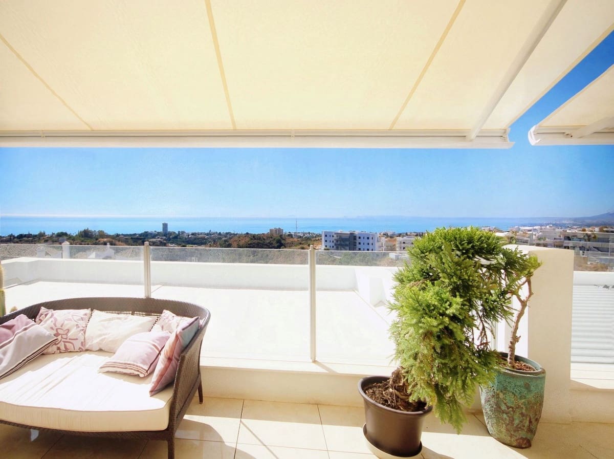 2 soverom Leilighet til salgs i Los Monteros med svømmebasseng garasje - € 890 000 (Ref: 9326110)
