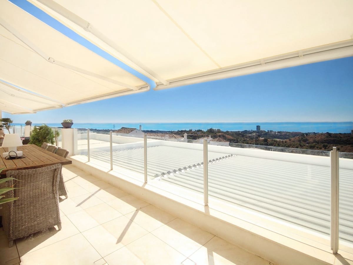 2 soverom Leilighet til salgs i Los Monteros med svømmebasseng garasje - € 890 000 (Ref: 9326110)