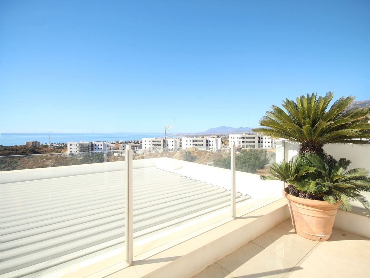 2 soverom Leilighet til salgs i Los Monteros med svømmebasseng garasje - € 890 000 (Ref: 9326110)