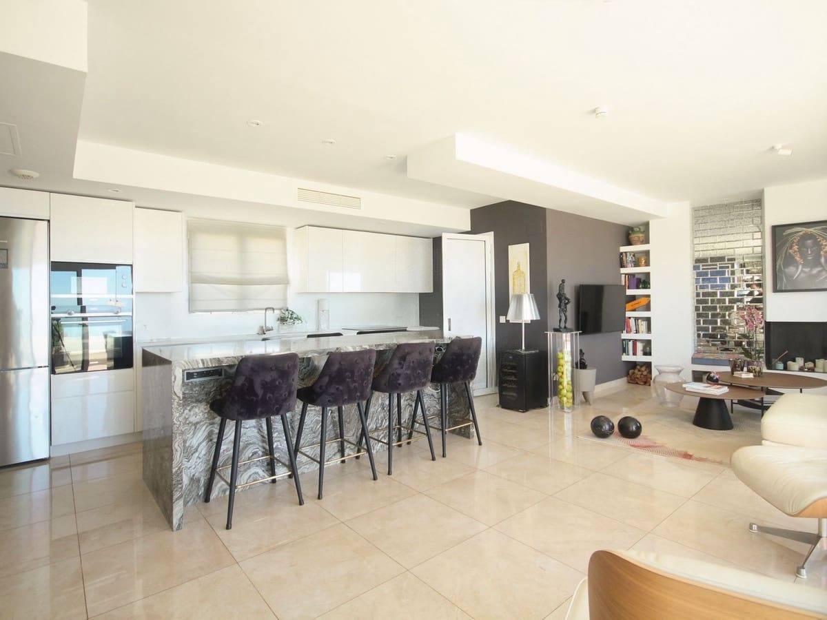 2 soverom Leilighet til salgs i Los Monteros med svømmebasseng garasje - € 890 000 (Ref: 9326110)