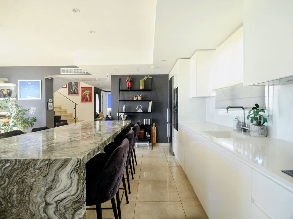 2 soverom Leilighet til salgs i Los Monteros med svømmebasseng garasje - € 890 000 (Ref: 9326110)