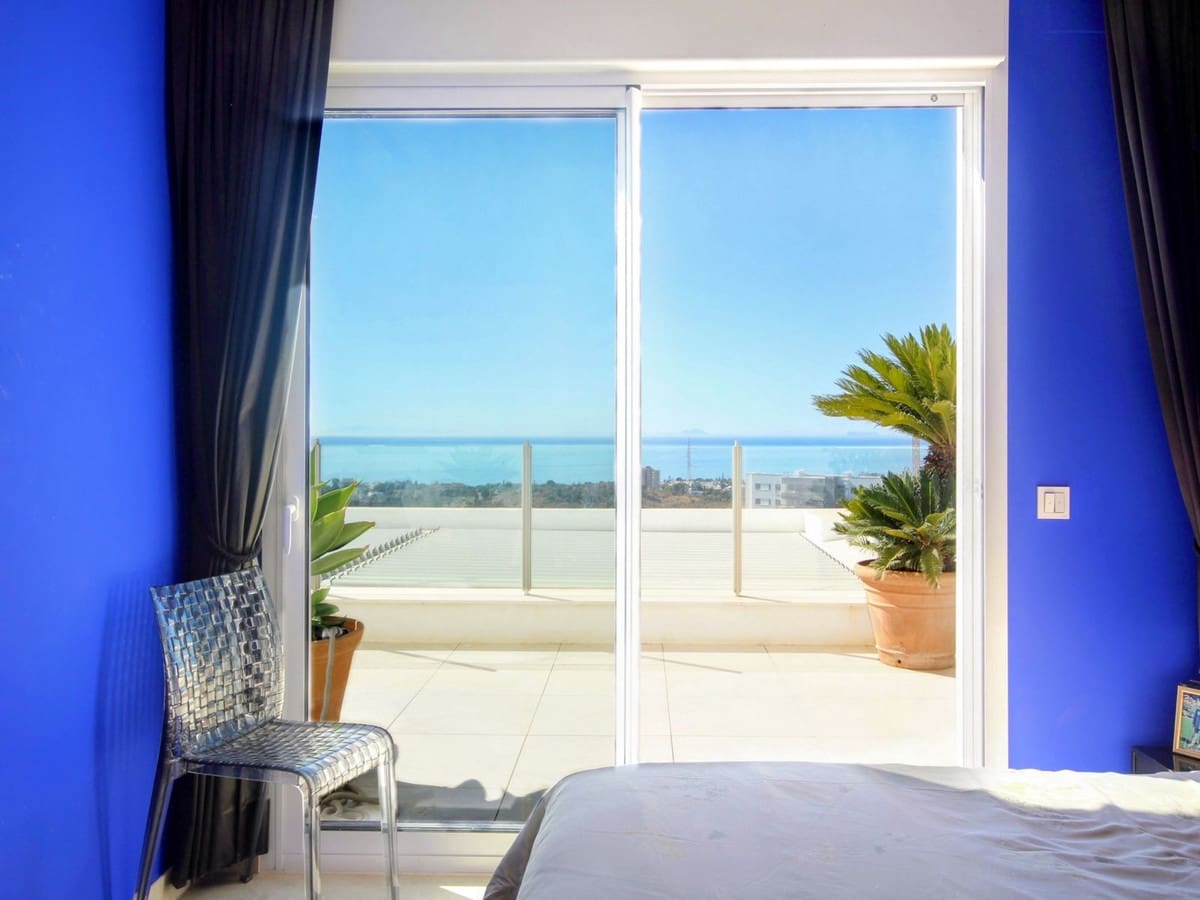 2 soverom Leilighet til salgs i Los Monteros med svømmebasseng garasje - € 890 000 (Ref: 9326110)