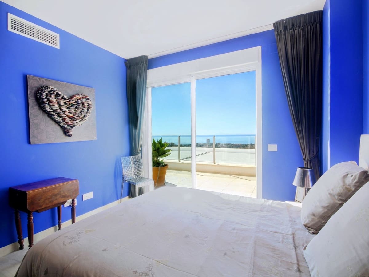 2 soverom Leilighet til salgs i Los Monteros med svømmebasseng garasje - € 890 000 (Ref: 9326110)