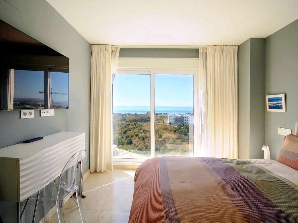 2 soverom Leilighet til salgs i Los Monteros med svømmebasseng garasje - € 890 000 (Ref: 9326110)