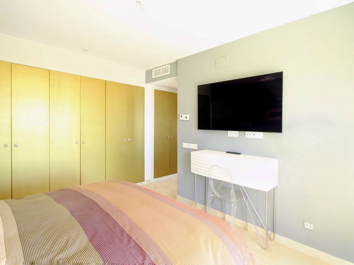 2 soverom Leilighet til salgs i Los Monteros med svømmebasseng garasje - € 890 000 (Ref: 9326110)