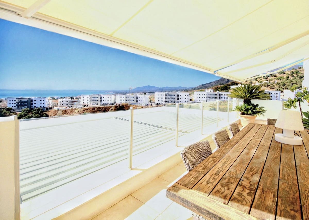 2 soverom Leilighet til salgs i Los Monteros med svømmebasseng garasje - € 890 000 (Ref: 9326110)