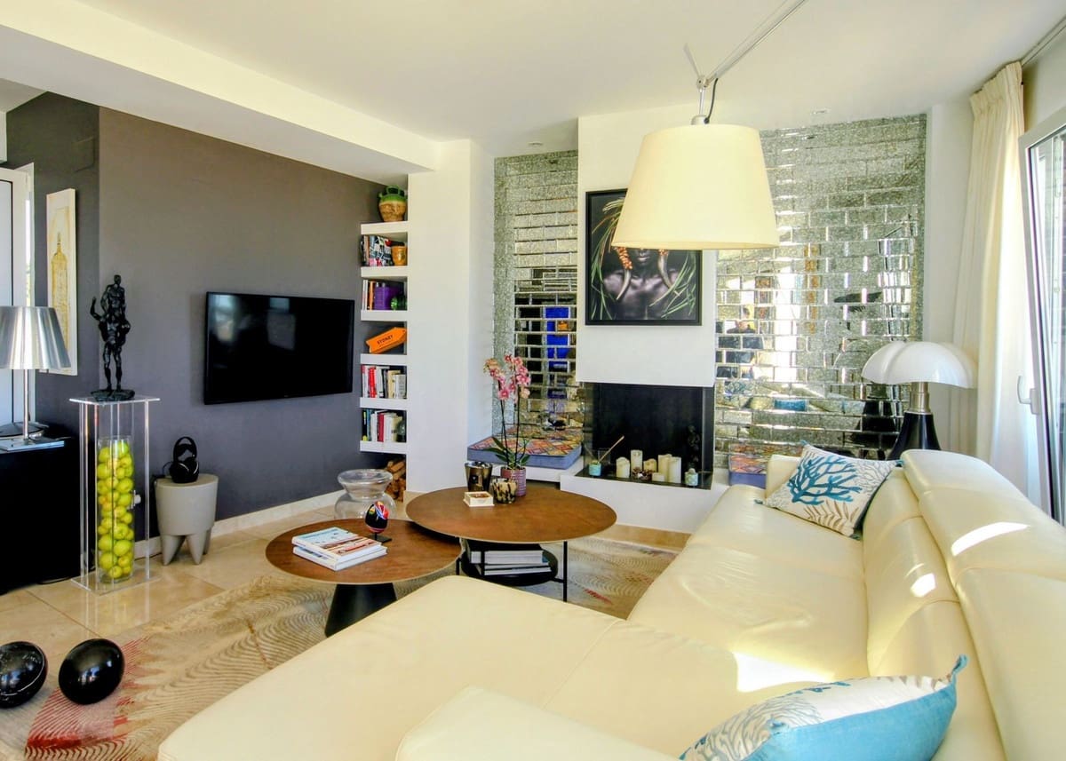 2 soverom Leilighet til salgs i Los Monteros med svømmebasseng garasje - € 890 000 (Ref: 9326110)