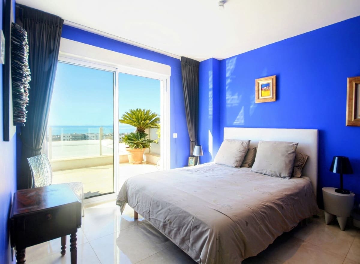 2 soverom Leilighet til salgs i Los Monteros med svømmebasseng garasje - € 890 000 (Ref: 9326110)