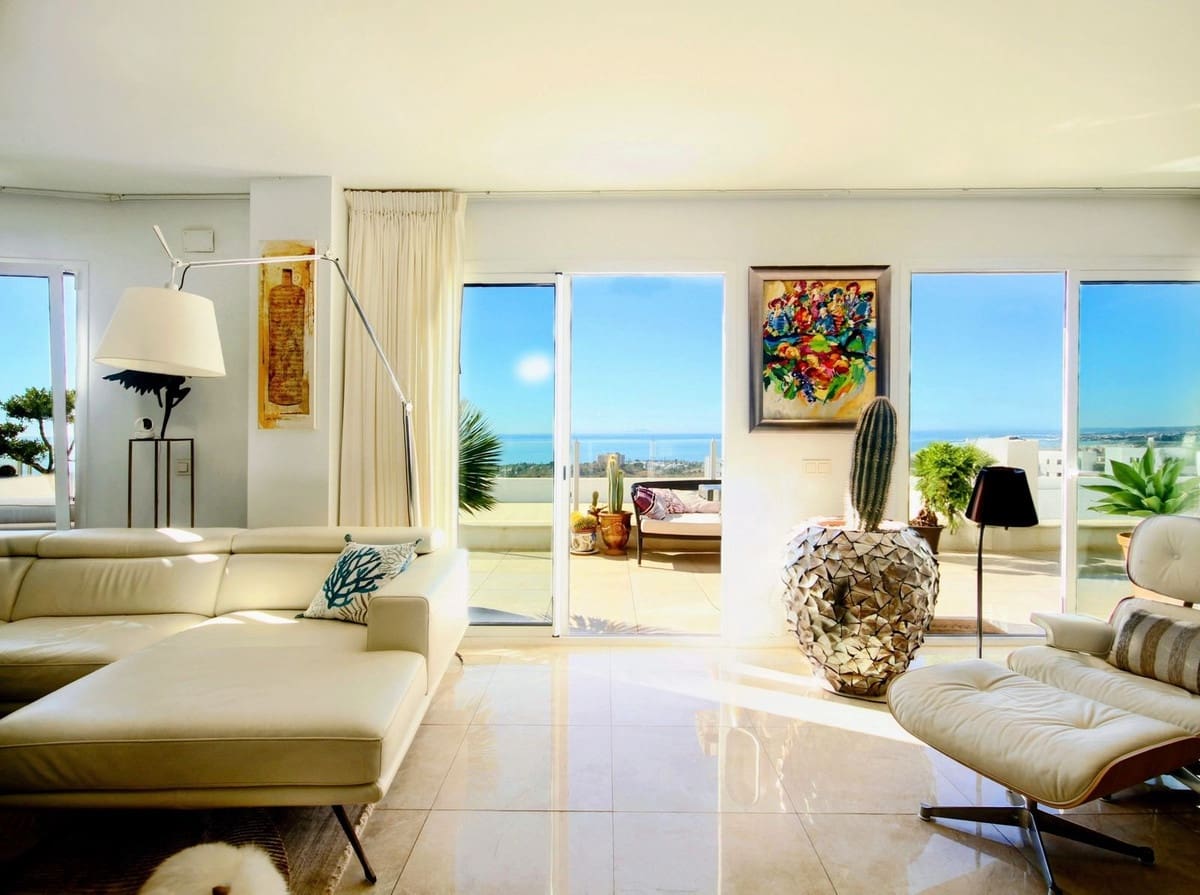 2 soverom Leilighet til salgs i Los Monteros med svømmebasseng garasje - € 890 000 (Ref: 9326110)