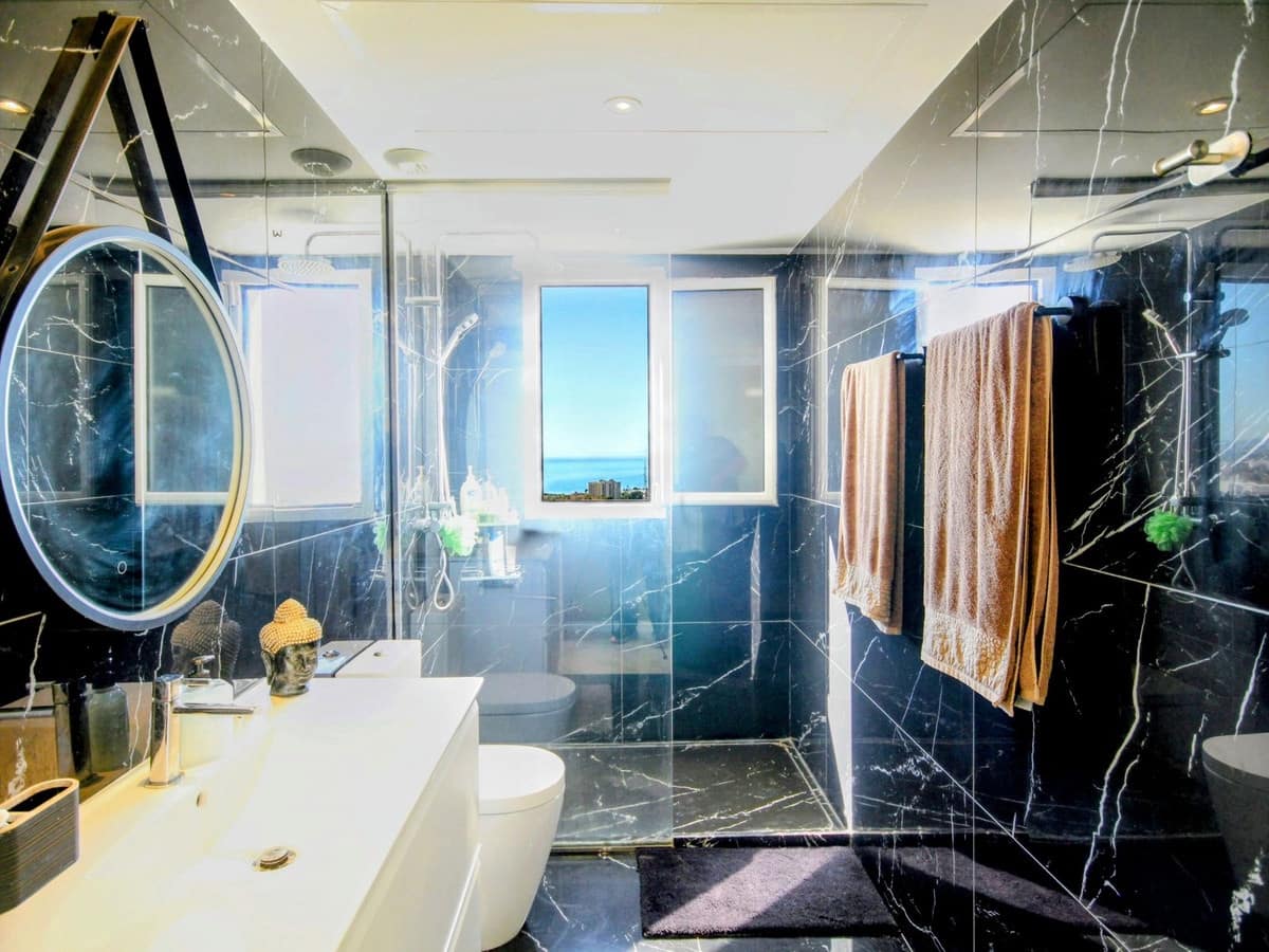 2 soverom Leilighet til salgs i Los Monteros med svømmebasseng garasje - € 890 000 (Ref: 9326110)