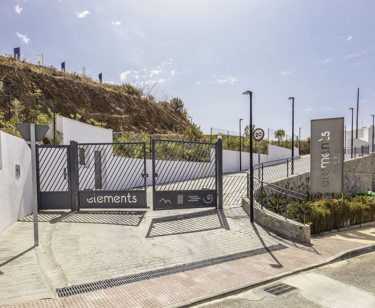 2 soverom Leilighet til salgs i Los Monteros med svømmebasseng garasje - € 890 000 (Ref: 9326110)