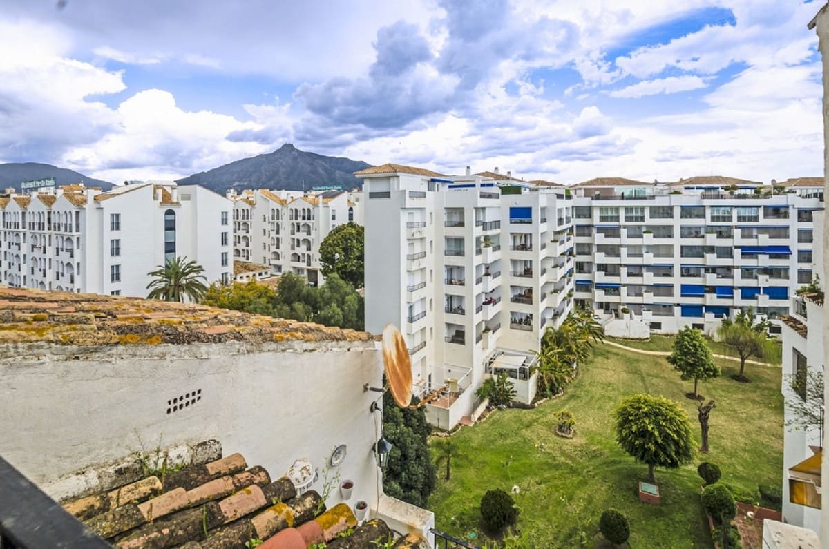 Ático de 3 habitaciones en Puerto Banus en venta con piscina garaje - 1.197.000 € (Ref: 9340214)