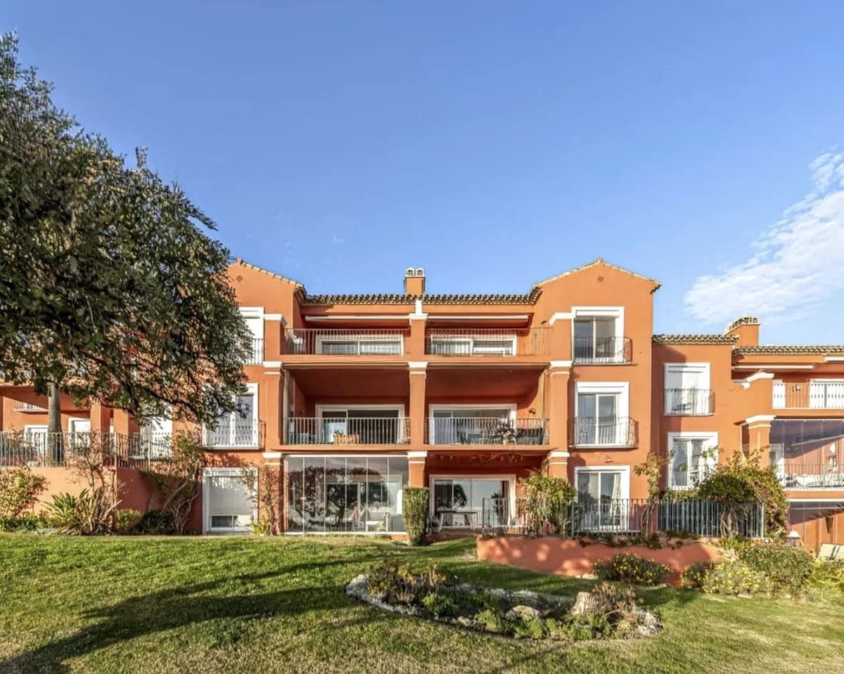 2 bedroom Penthouse for sale in Elviria with pool garage - € 540,000 (Ref: 9393798)