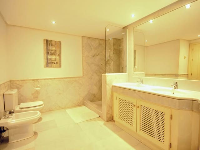 2 slaapkamer Penthouse te koop in Elviria, Marbella met zwembad garage - € 540.000 (Ref: 9393798)